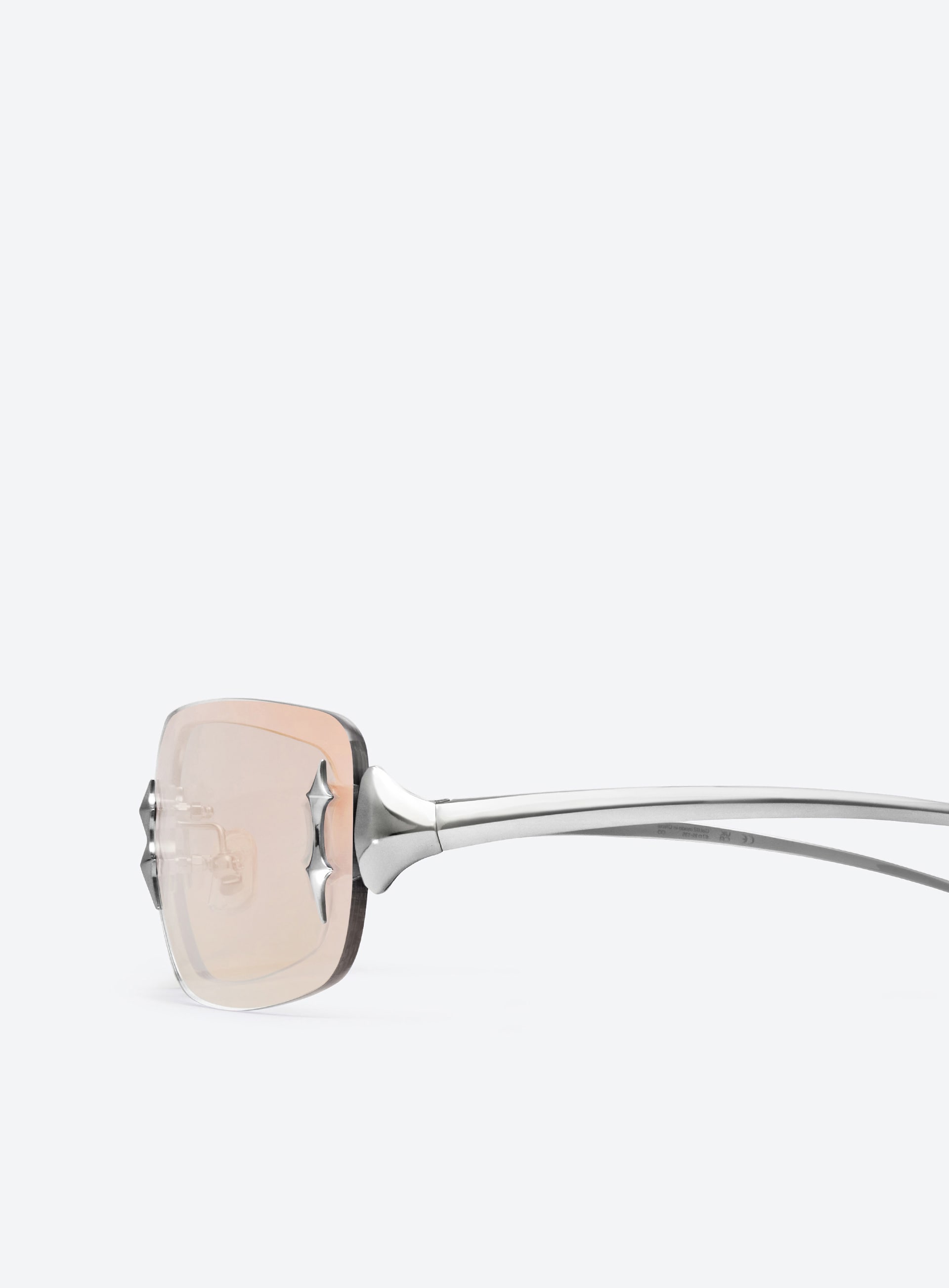 [完売品]GENTLE MONSTER BOLD Ttl 02(BRG) TTL 02(BRG) 3.650k Discover the Ttl 02(BRG) sunglasses from